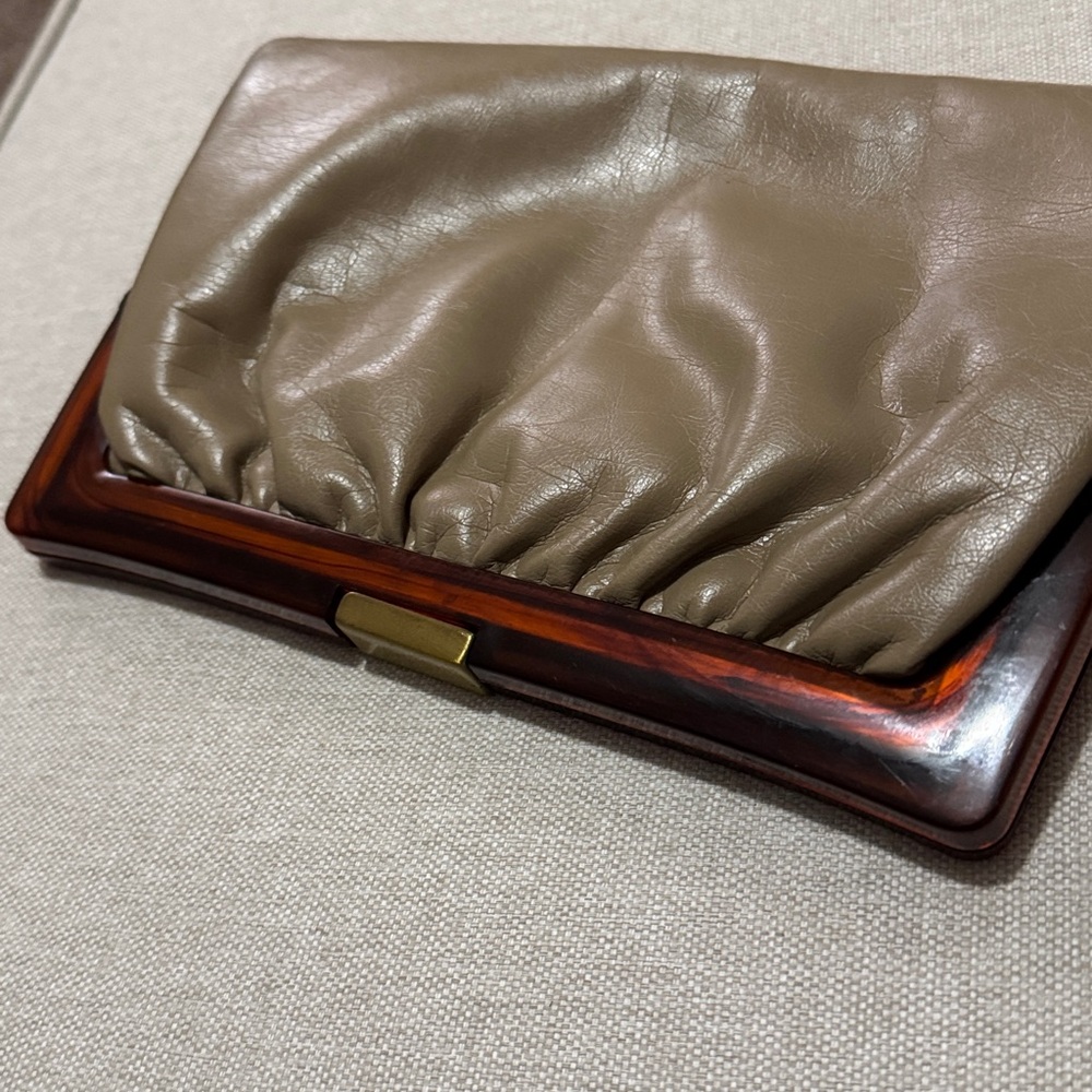Gorgeous Vintage Clutch-Faux Leather-Lucite Trim in Brown-Gold Tone Metal Close - Picture 5 of 16